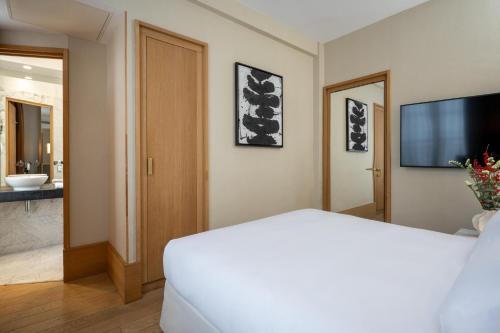 Habitación Superior - 1 cama grande del hotel Le Belgrand Hotel Paris Champs Elysees, Tapestry Collection by Hilton. Foto 3