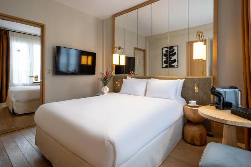 Habitación Superior - 1 cama grande del hotel Le Belgrand Hotel Paris Champs Elysees, Tapestry Collection by Hilton. Foto 5