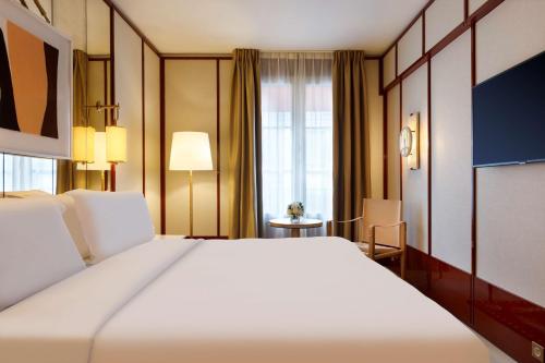 Habitación Doble Deluxe del hotel Le Belgrand Hotel Paris Champs Elysees, Tapestry Collection by Hilton. Foto 1