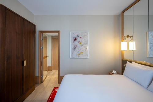 Habitación Doble Deluxe del hotel Le Belgrand Hotel Paris Champs Elysees, Tapestry Collection by Hilton. Foto 7