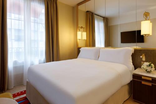 Habitación Doble Deluxe del hotel Le Belgrand Hotel Paris Champs Elysees, Tapestry Collection by Hilton. Foto 8