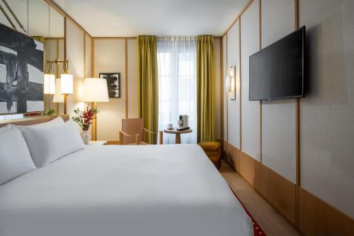 Habitación Deluxe con cama extragrande del hotel Le Belgrand Hotel Paris Champs Elysees, Tapestry Collection by Hilton. Foto 6
