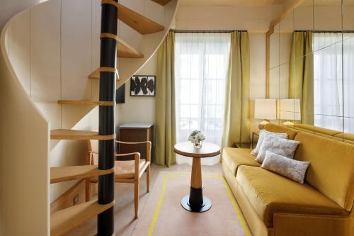 Habitaciones Comunicadas Familiares del hotel Le Belgrand Hotel Paris Champs Elysees, Tapestry Collection by Hilton