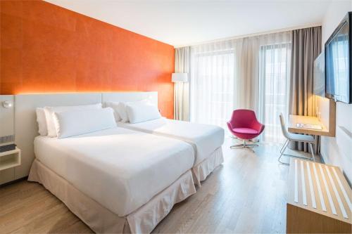 Habitación Deluxe del hotel Barcelo Hamburg. Foto 1