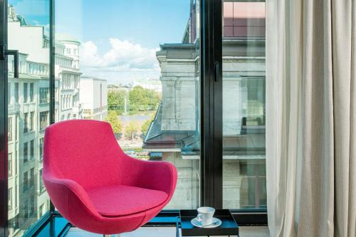 Suite Junior del hotel Barcelo Hamburg. Foto 3