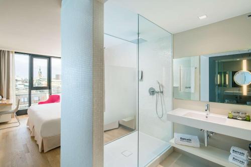Habitación Deluxe con vistas a la ciudad del hotel Barcelo Hamburg. Foto 3
