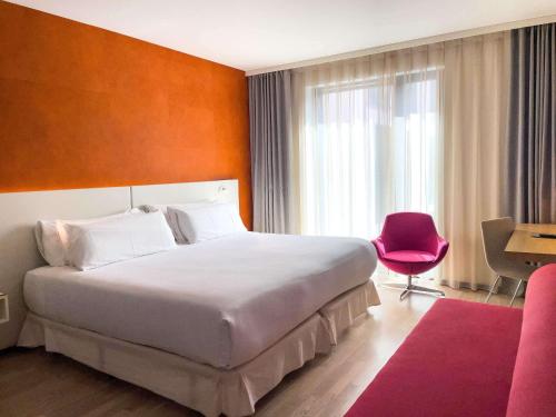 Habitación Doble Deluxe con cama supletoria del hotel Barcelo Hamburg. Foto 1