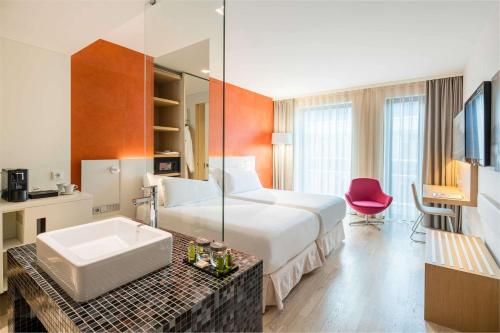 Habitación Doble Deluxe con cama supletoria del hotel Barcelo Hamburg. Foto 2