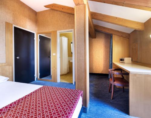Habitación con cama grande del hotel Palace. Foto 3