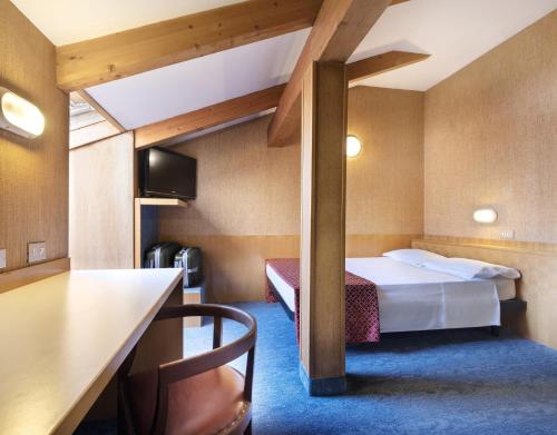 Habitación con cama grande del hotel Palace. Foto 4
