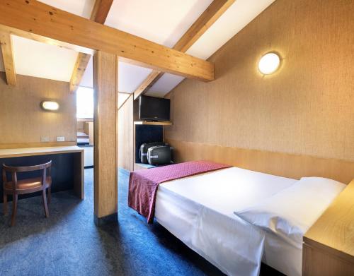 Habitación con cama grande del hotel Palace. Foto 5
