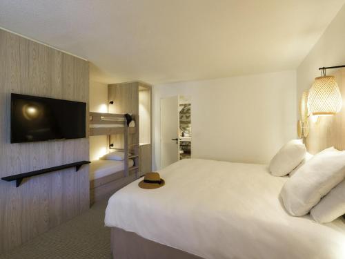 Habitación Familiar con cama doble y literas del hotel Mercure Cannes Mandelieu