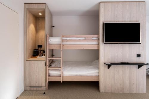 Habitación Familiar con cama doble y literas del hotel Mercure Cannes Mandelieu. Foto 3