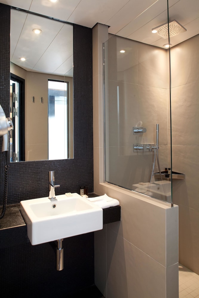 Habitación Deluxe doble del hotel Marceau Champs Elysees. Foto 8