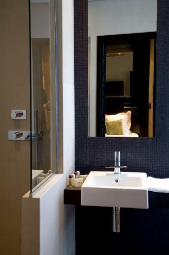 Habitación Doble Superior del hotel Marceau Champs Elysees. Foto 3