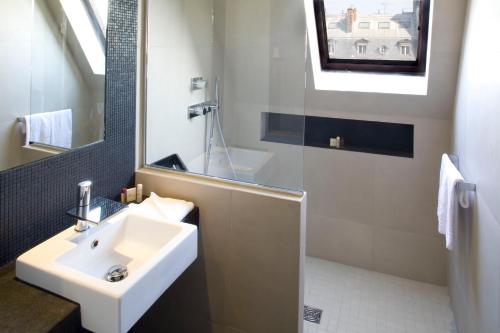 Habitación Doble Deluxe del hotel Marceau Champs Elysees. Foto 1