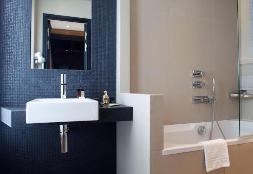 Habitación Doble Deluxe del hotel Marceau Champs Elysees. Foto 6