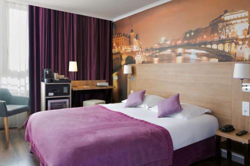 Superior King Room - Eiffel Tower View/Non - Smoking del hotel Best Western Rives De Paris La Defense