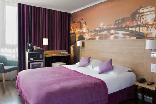 Superior King Room - Eiffel Tower View/Non - Smoking del hotel Best Western Rives De Paris La Defense. Foto 8