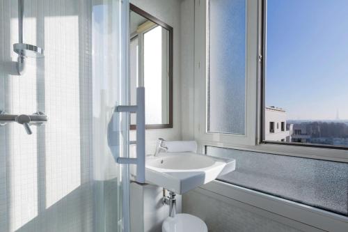 Habitación Doble Confort con cama grande - Para no fumadores del hotel Best Western Rives De Paris La Defense. Foto 4