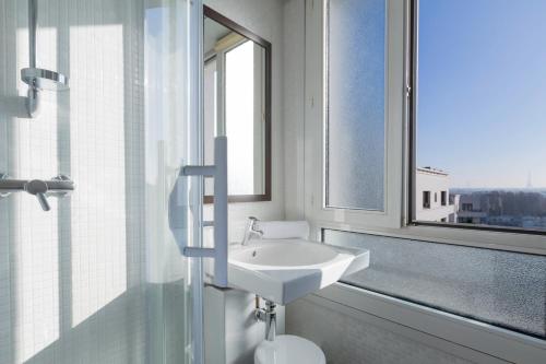 Habitación Doble Confort con cama grande - Para no fumadores del hotel Best Western Rives De Paris La Defense. Foto 5