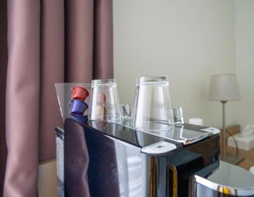 Habitación Superior con aire acondicionado - Cama extragrande del hotel Best Western Rives De Paris La Defense. Foto 6