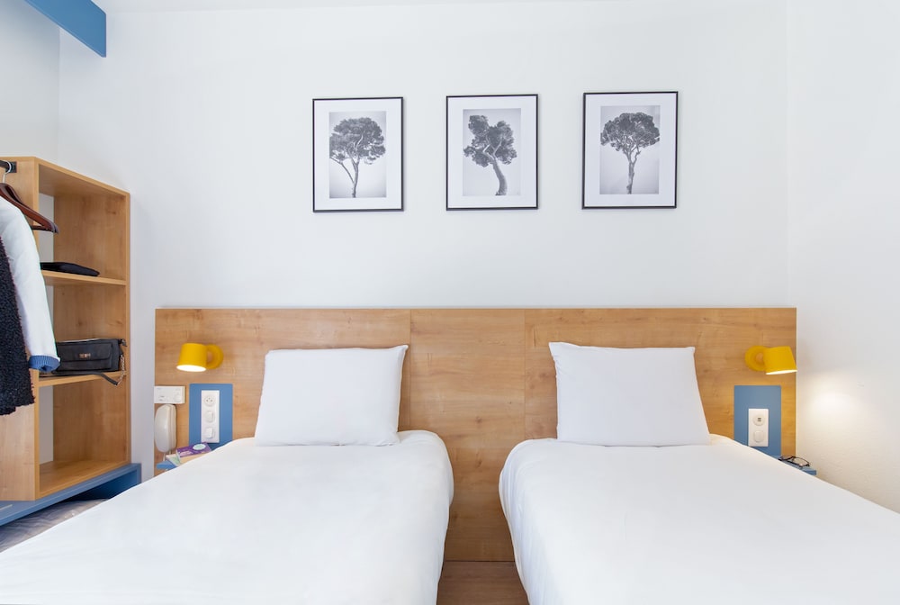 Habitación Standard con dos camas individuales del hotel ibis Styles Aubagne Gemenos. Foto 1