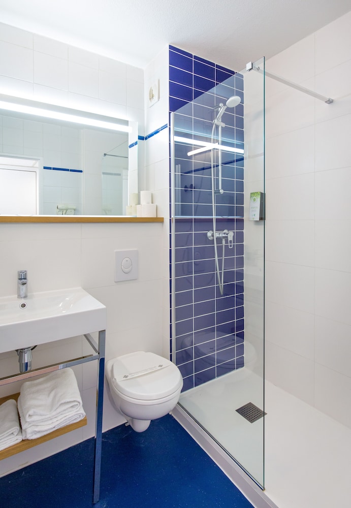 Habitación Standard con dos camas individuales del hotel ibis Styles Aubagne Gemenos. Foto 4