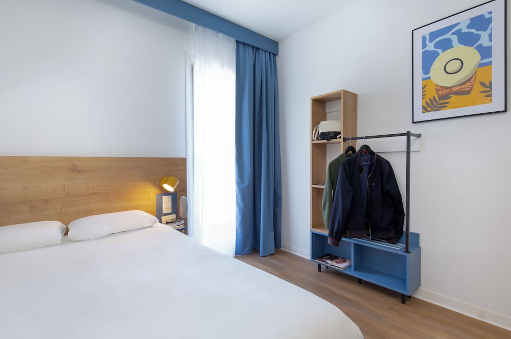 Habitación Standard accesible con 1 cama doble del hotel ibis Styles Aubagne Gemenos. Foto 2