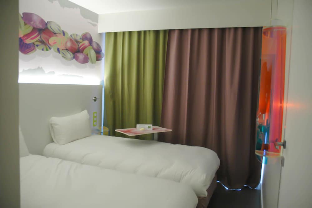 Habitación estándar con 2 camas individuales, 2 camas individuales del hotel ibis Styles Fréjus Saint-Raphaël de Frejus. Foto 3