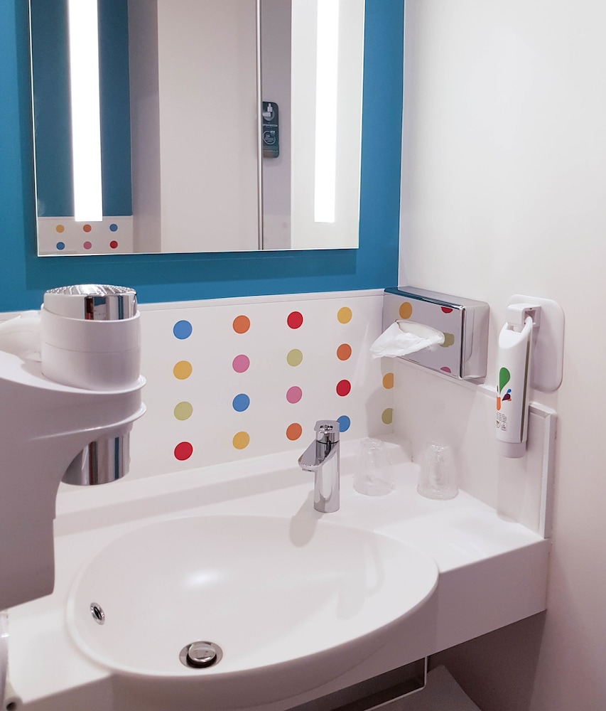 Habitación estándar con 2 camas individuales, 2 camas individuales del hotel ibis Styles Fréjus Saint-Raphaël de Frejus. Foto 6