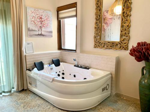 Suite Dúplex con bañera de hidromasaje del hotel Akla Mérida. Foto 7