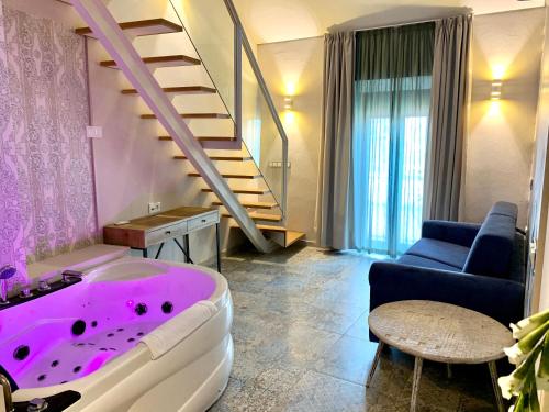 Suite Dúplex con bañera de hidromasaje del hotel Akla Mérida. Foto 12