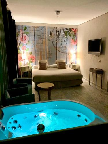 Suite con bañera de hidromasaje del hotel Akla Mérida. Foto 2