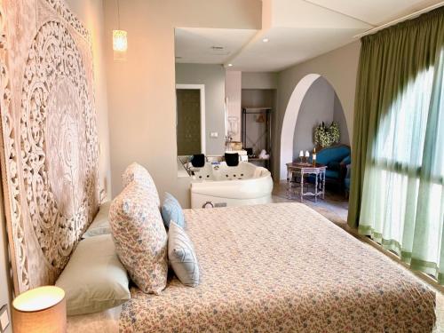 Suite con bañera de hidromasaje del hotel Akla Mérida. Foto 3