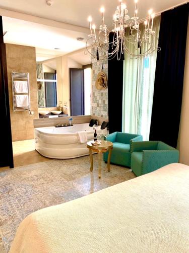 Suite con bañera de hidromasaje del hotel Akla Mérida. Foto 7