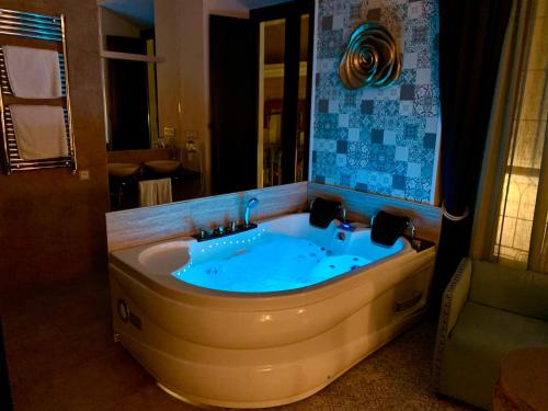 Suite con bañera de hidromasaje del hotel Akla Mérida. Foto 8