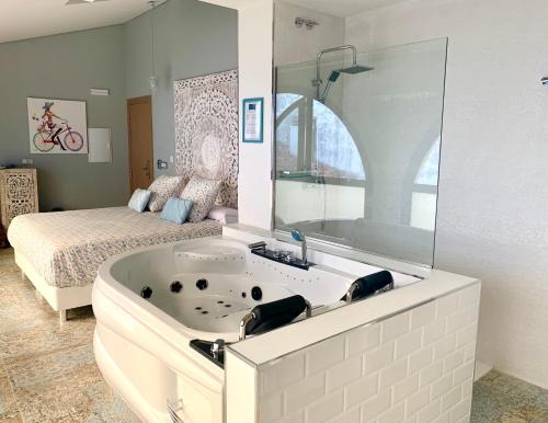 Suite con bañera de hidromasaje del hotel Akla Mérida. Foto 11