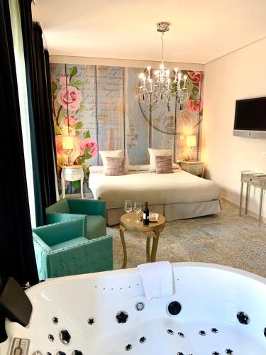 Suite con bañera de hidromasaje del hotel Akla Mérida. Foto 12