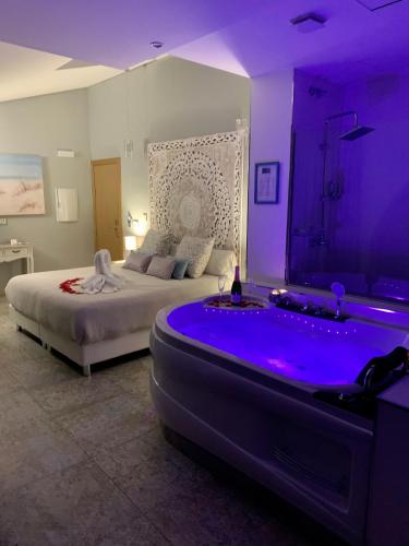 Suite con bañera de hidromasaje del hotel Akla Mérida. Foto 15