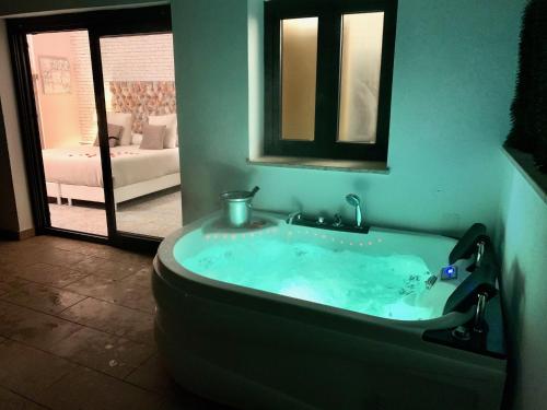 Suite con jacuzzi en la terraza del hotel Akla Mérida. Foto 2