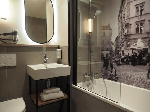 Habitación Doble Estándar del hotel Campanile Lyon Centre - Gare Part Dieu. Foto 8