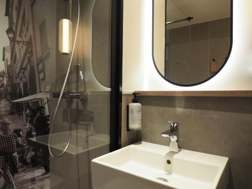 Habitación Doble Estándar del hotel Campanile Lyon Centre - Gare Part Dieu. Foto 9