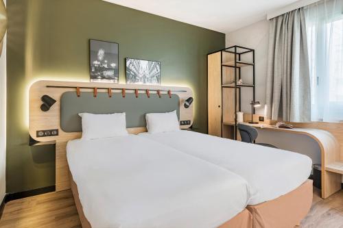 Quadruple Room with One Double Bed and Two Single Beds or Sofa Bed del hotel Campanile Lyon Centre - Gare Part Dieu. Foto 3