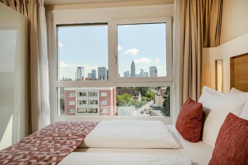 Habitación con cama grande, vistas a la ciudad y ducha del hotel Best Western Plus Welcome Frankfurt. Foto 3