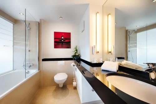 Suite Junior Doble con 2 camas, sofá cama y bañera del hotel Best Western Plus Welcome Frankfurt