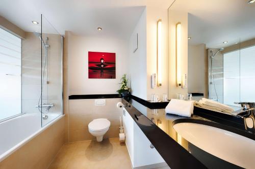 Suite Junior Doble con 2 camas, sofá cama y bañera del hotel Best Western Plus Welcome Frankfurt