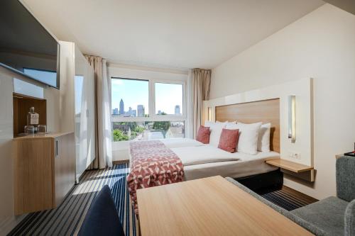 Habitación con cama grande, vistas a la ciudad y ducha del hotel Best Western Plus Welcome Frankfurt. Foto 13