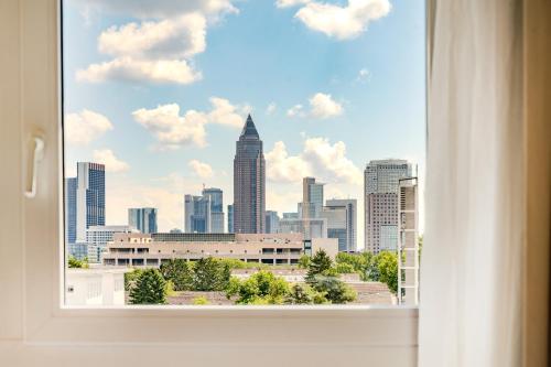 Habitación con cama grande, vistas a la ciudad y ducha del hotel Best Western Plus Welcome Frankfurt. Foto 12