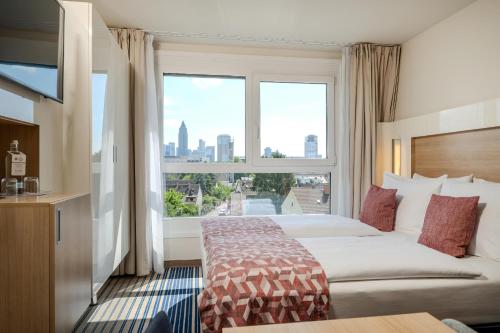 Habitación con cama grande, vistas a la ciudad y ducha del hotel Best Western Plus Welcome Frankfurt. Foto 13